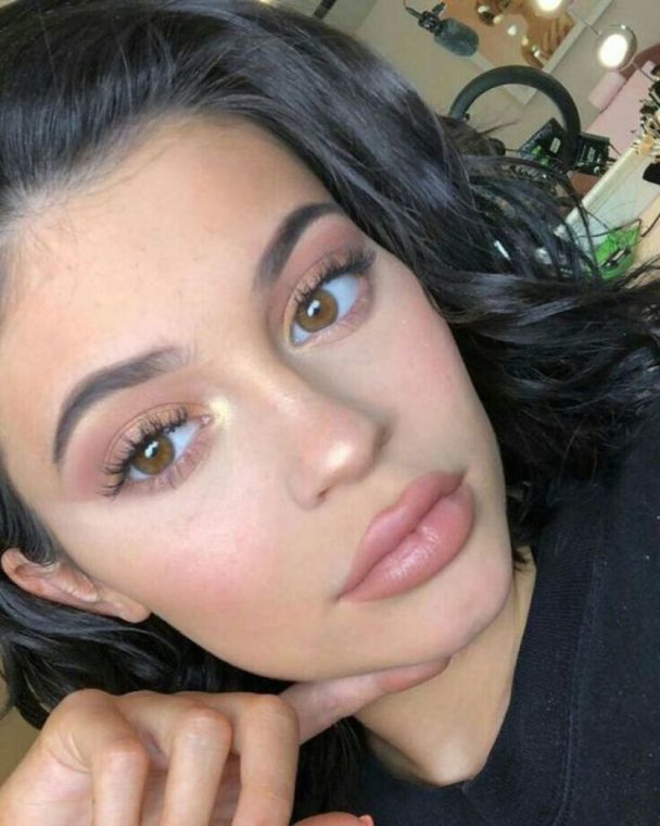 look de maquillage kylie jenner fait des mélhores makeup jet home