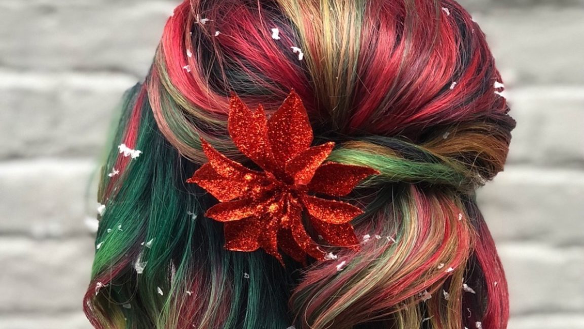La couleur de cheveux de Noël avec des reflets rouges et verts est une