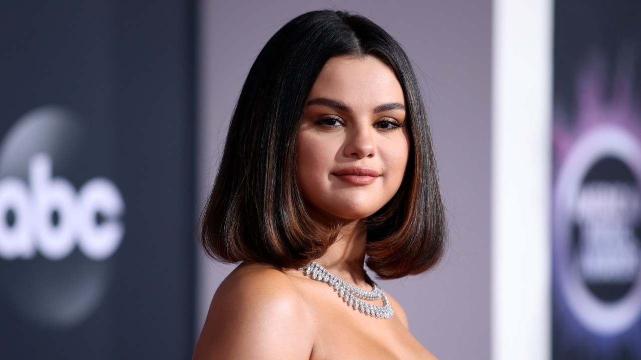 Selena Gomez a une coupe de cheveux Shag avec une frange ...